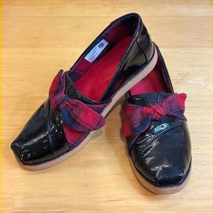 TOMS Black Shiny with Red Plaid Bow Shoes - Size 7.5